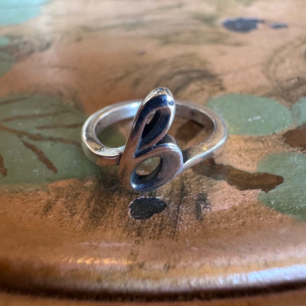 Avery Silver Script 'G' Initial Ring - Picture 2 of 4